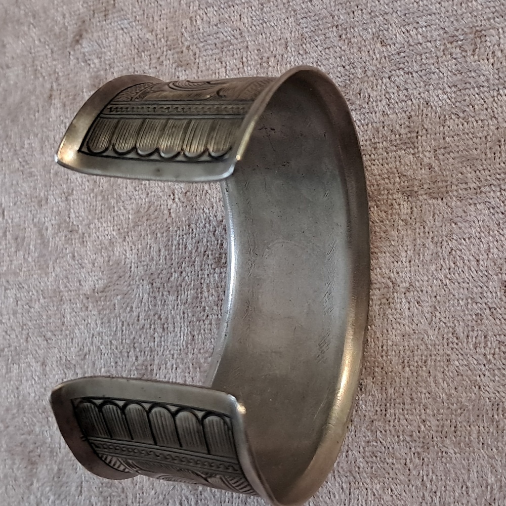 Vintage Etched Heart Cuff Bracelet Boho Cottagecore Native - Picture 3 of 4